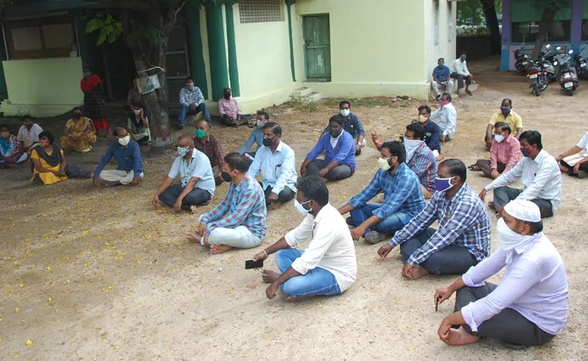 DEO Office Staff Protest infront of Office in Chittoor - Sakshi