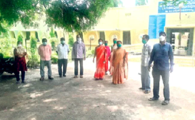 Bikkanur Medical Staff Violates Covid 19 Regulations In Nizamabad - Sakshi