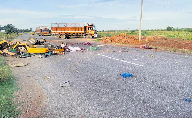 Four People Deceased In Road Accident - Sakshi