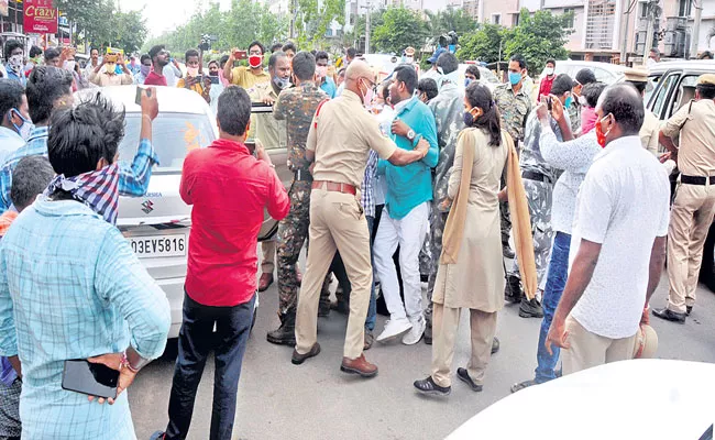 TRS Activists Attack On BJP Mp Dharmapuri Arvind In Warangal - Sakshi