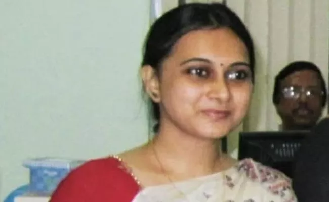 Deputy magistrate in Bengal dies of COVID19  - Sakshi