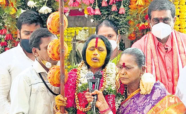 Ujjaini Mahankali Bonalu Rangam Swarnalatha Bhavishyavani - Sakshi