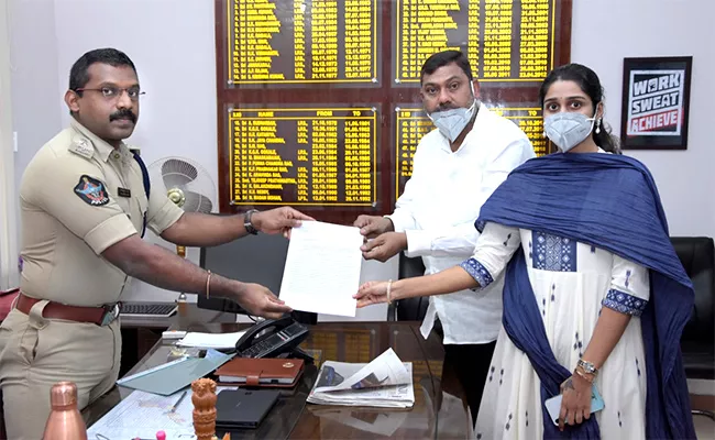 TDP Leader AV Subba Reddy Meet Kadapa SP Anburajan - Sakshi