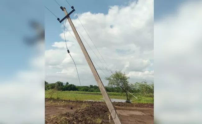 Hajipur Farmers Suffering With Broken Current Polls in Adilabad - Sakshi