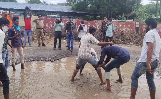 ABVP Leaders Protest on Roads For Repair Patholes Warangal - Sakshi