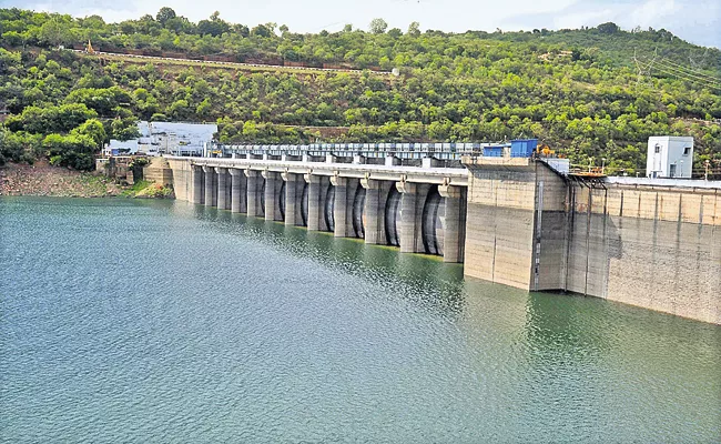 Flood flow in the upper reaches of the Krishna River continues steadily - Sakshi