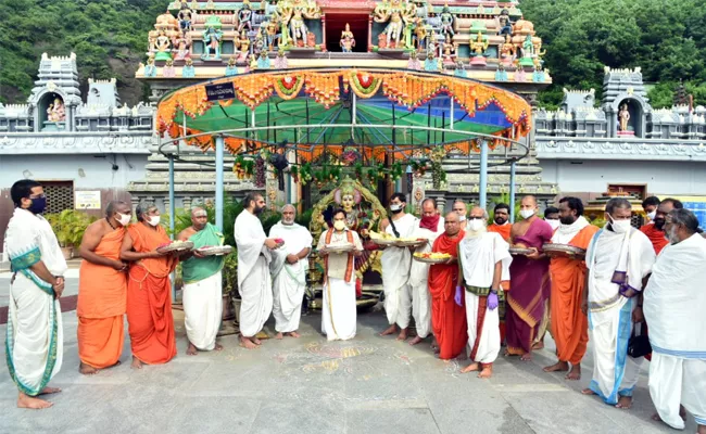 Durga Temple Committee Members Presented Ashadam Saare To Vijayawada Kanakadurga - Sakshi