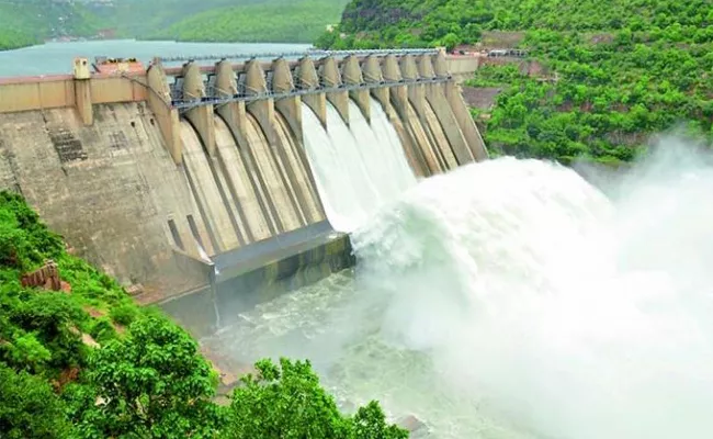 Constant flood water flow to Srisailam project - Sakshi