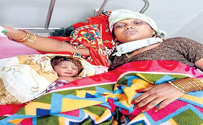 Pregnant Woman Gives Birth To Child Behind The Bus Stop At Jangaon - Sakshi