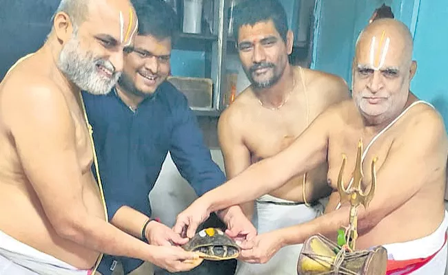 Tortoise Caught in Chilukuru Balaji Temple - Sakshi