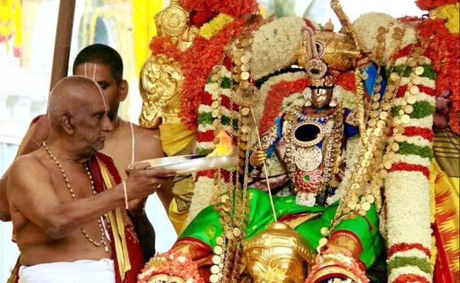 Priest Srinivasa Murthy Deekshithulu Passed Away In Tirumala - Sakshi