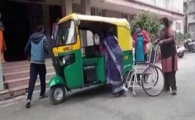 Pregnant Woman Delivery in Auto Baby Deceased Karnataka - Sakshi