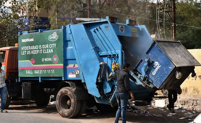 GHMC Sanitation Workers Fighting At Jawahar Nagar In Hyderabad - Sakshi