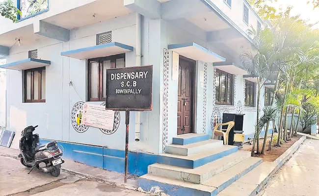 Bowenpally UPHC Nurse COVID 19 Staff And Patients Quarantine - Sakshi