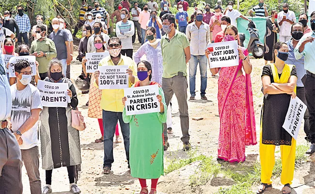 Parents Protest infront Private Schools For Fees Discount Hyderabad - Sakshi