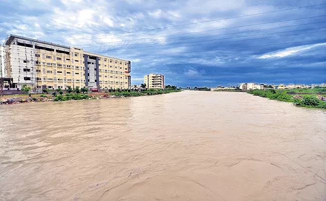 Heavy flood water into Srisailam Project - Sakshi