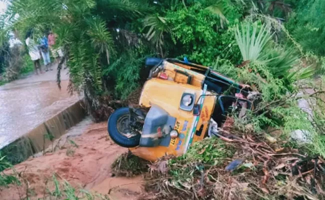 Auto Capsized In Water Stream Woman Last Breath In Nalgonda - Sakshi