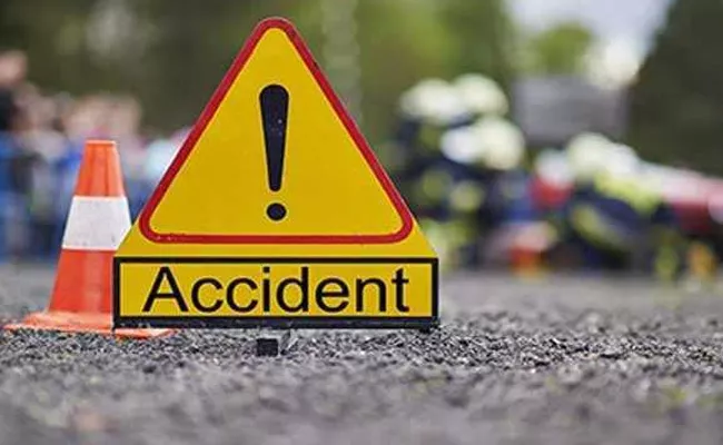 3 Last Breath In Two Cars Collision At Munagala In Suryapet - Sakshi