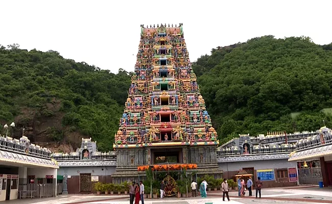 Shravan Month Special Pujas In Vijayawada Durgamma Temple - Sakshi