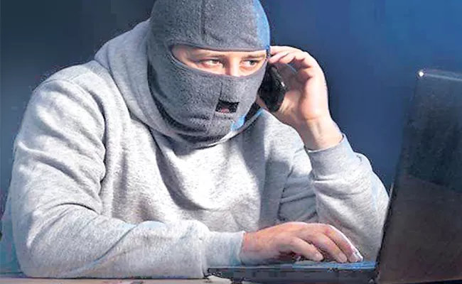 Cyber Criminals Fraud Calls Like Bank Employees in Hyderabad - Sakshi