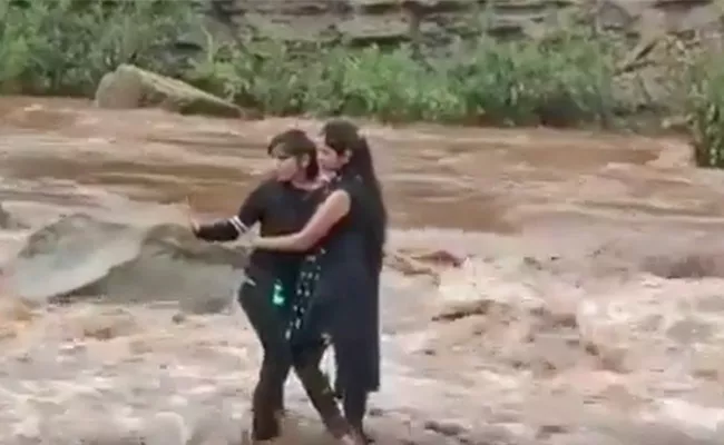 Girls Stuck In Chhindwara Pench River And Rescued By Police - Sakshi