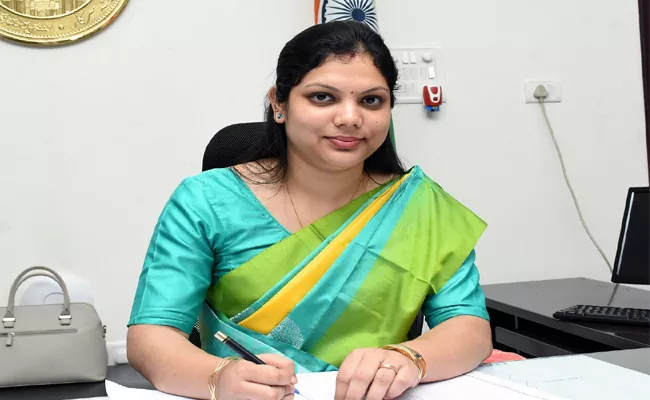 Pamela satpathy 20 Lakh Fundraising For GWMC Workers - Sakshi