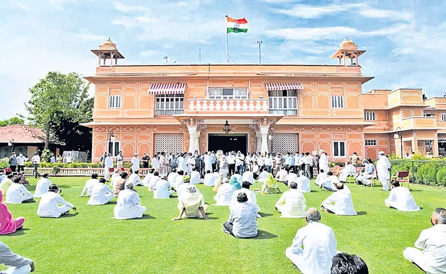 Congress MLAs on indefinite strike at  Rajasthan Rajbhavan - Sakshi