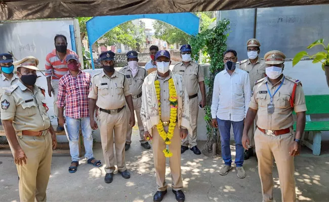 Constable Who Conquered From Corona Was Given A Warm Welcome - Sakshi