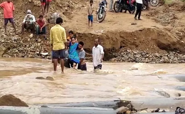 Pregnant Woman Was Carried On Shoulders Through Water Stream Kothagudem - Sakshi