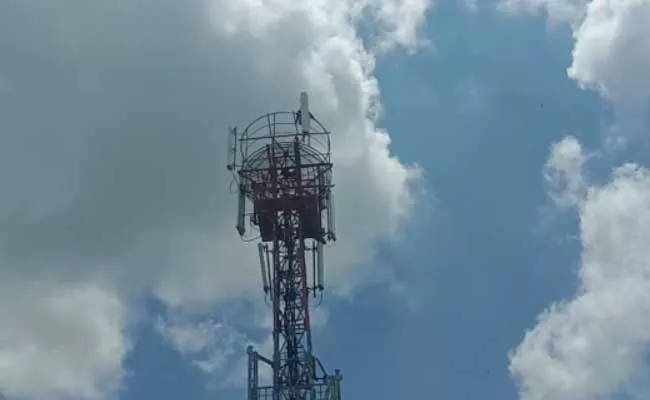 Suryapet man Climbs cell tower For Protesting - Sakshi