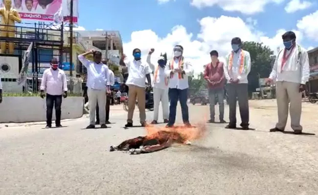 Congress Activists Protest Against Government Over Corona Patient Last Breath In Karimnagar - Sakshi