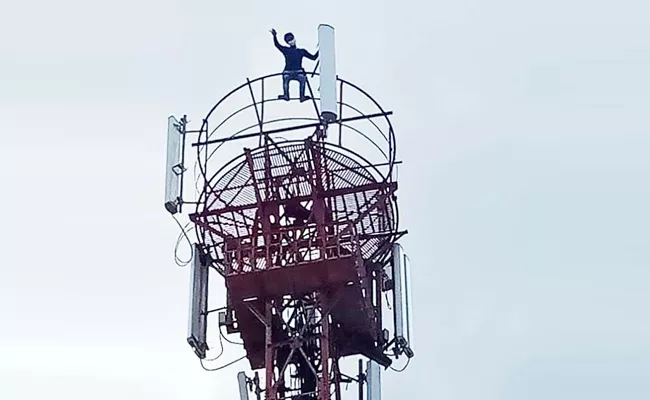 Young Man Protest on Cell Tower in Nalgonda - Sakshi