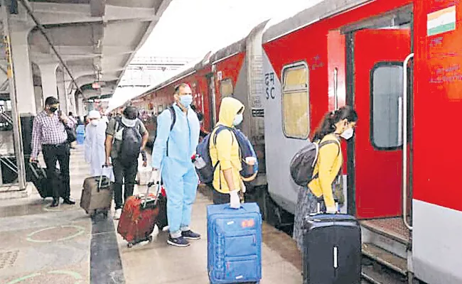 Hyderabad People Stop Train And Bus Journey in Hyderabad - Sakshi