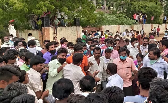 TDP Leaders Assault In Kadapa District - Sakshi