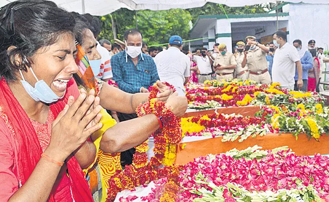 8 Police Deceased Including DSP In Vikas Dubey Followers Shooting - Sakshi