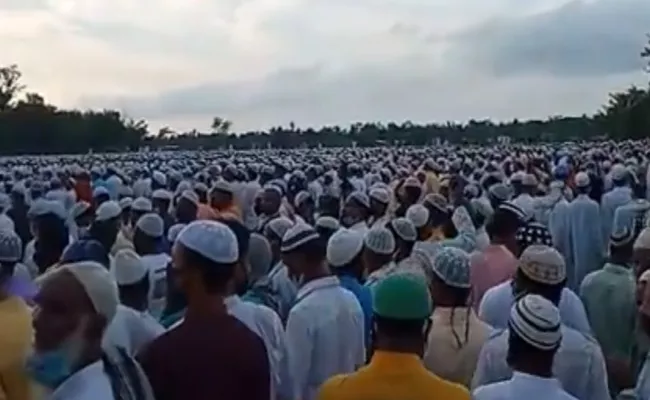 Hundreds gather for religious leader Moulana Khairul Islam funeral in Assam - Sakshi