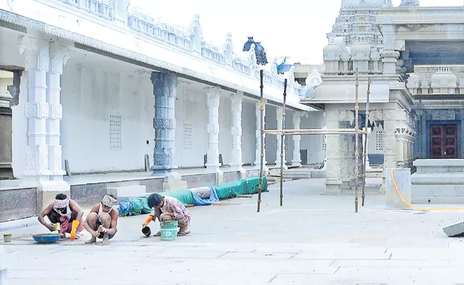 Sculptors Started Work At Sri Laxmi Narasimha Swamy Temple At Yadadri - Sakshi