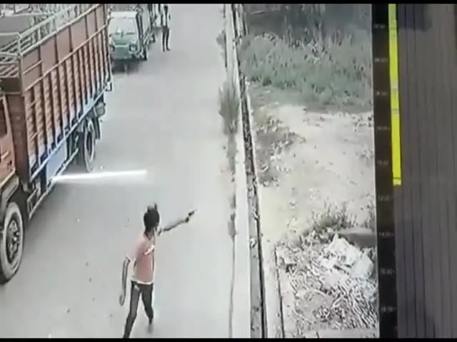 Delhi Police Constable Chases Criminal And Caught In Video Gone Viral