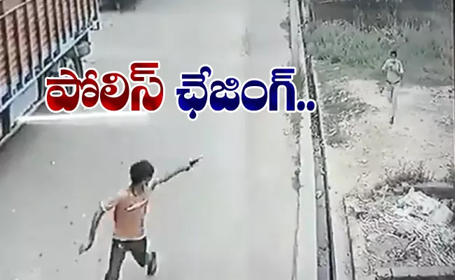 Viral Video Delhi Police Constable Chases Criminal And Caught - Sakshi