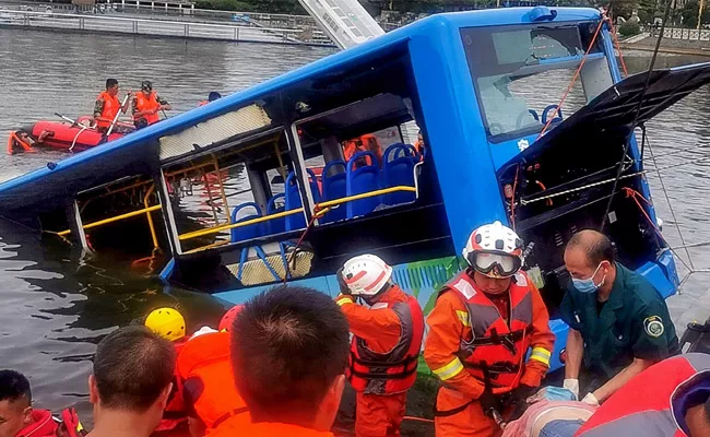 21 killed And 15 Injured As Bus Plunges Into Lake In Southern China - Sakshi