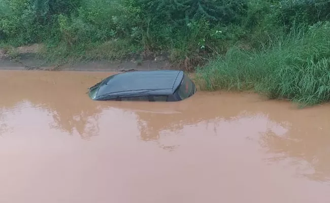 Car roll Overed in Canal Srikakulam - Sakshi