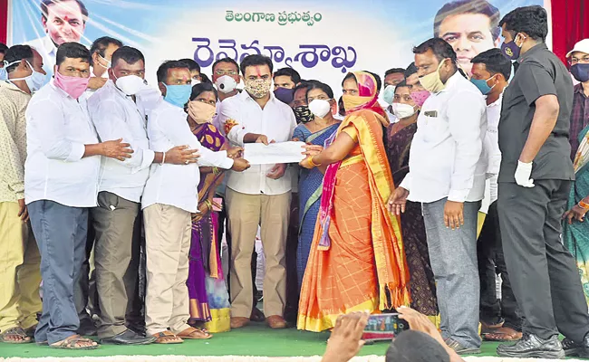 KTR distributed housing lands to 307 tribal farmers - Sakshi