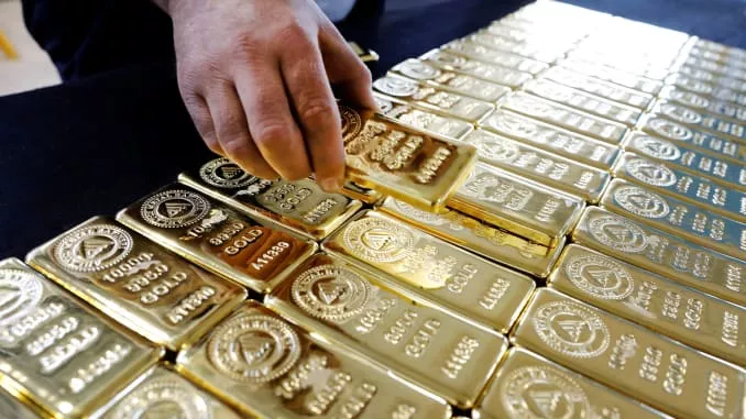 Gold price crosses 1800 dollars  - Sakshi