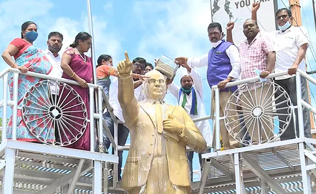 YSRCP Leaders Palabhishekam To CM YS Jagan Photo In Vijayawada - Sakshi