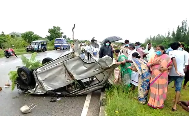 Road Accident In Anantapur Three Deceased - Sakshi