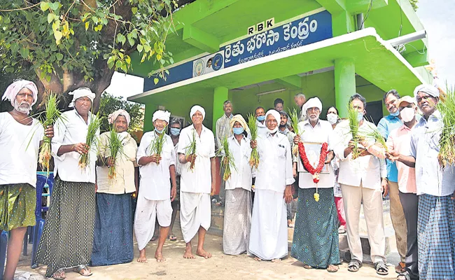 Grand Tribute to YSR In Rythu Bharosa Centre - Sakshi