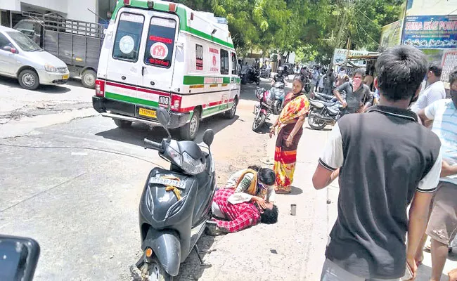 Young Man Demise on Road At ECIL Chowrasta In Hyderabad - Sakshi