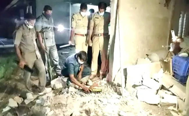 Huge Blast On Thursday Night In Avanigadda Krishna District - Sakshi