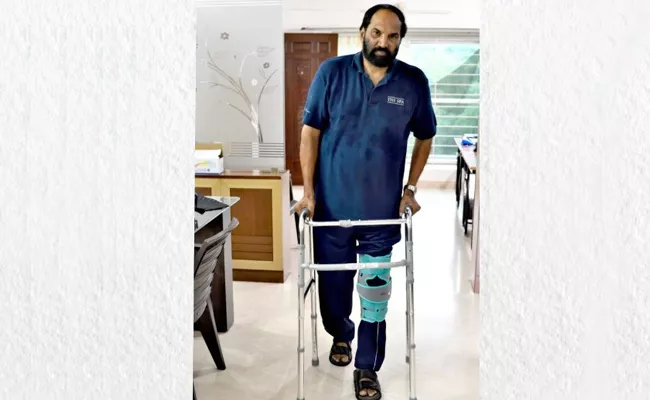 Uttam Kumar Reddy Hospitalized With Knee Injury - Sakshi