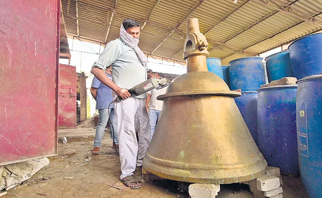 Hindu Muslim Artisans Made 21 Tonne Bell For Ram Mandir - Sakshi